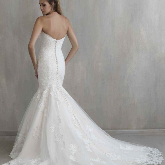 Mermaid Lace White Wedding Dress, Plunging Vneck, Fitted Bum Sexy Fit & Flare - Picture 5 of 6